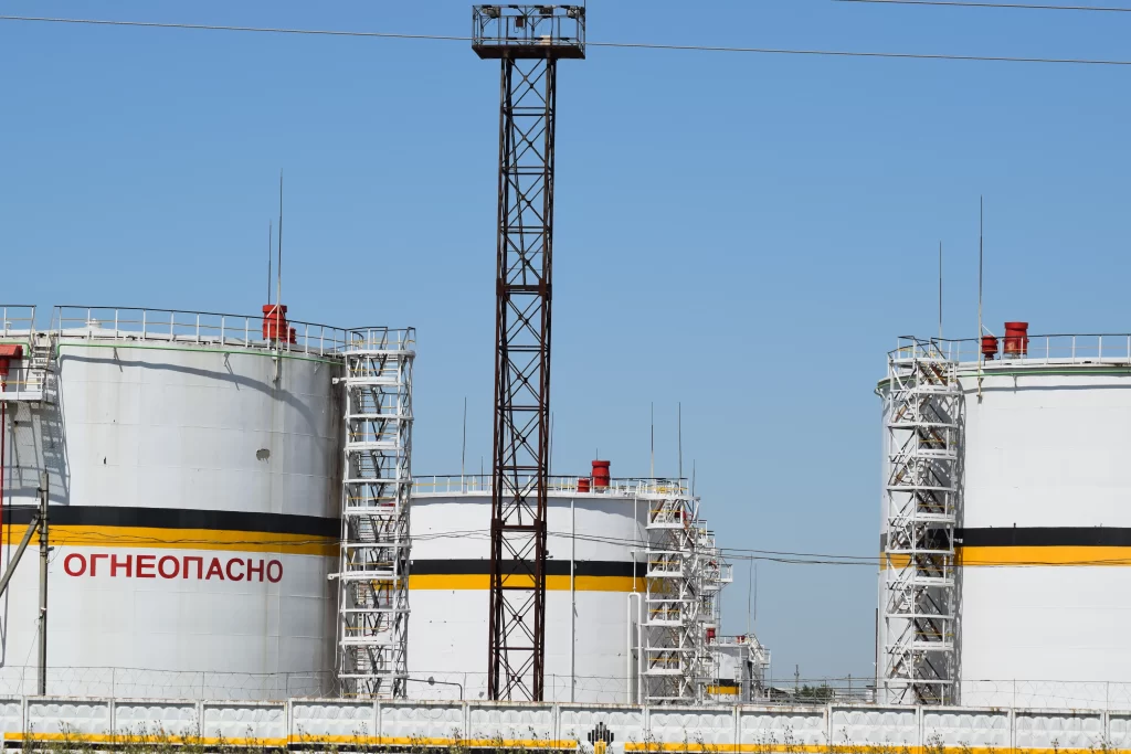 Several large silos holding fuel, in similar configuration to a jet fuel farm.
